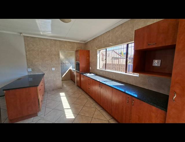 3 BEDROOM HOUSE FOR SALE IN DENNEOORD